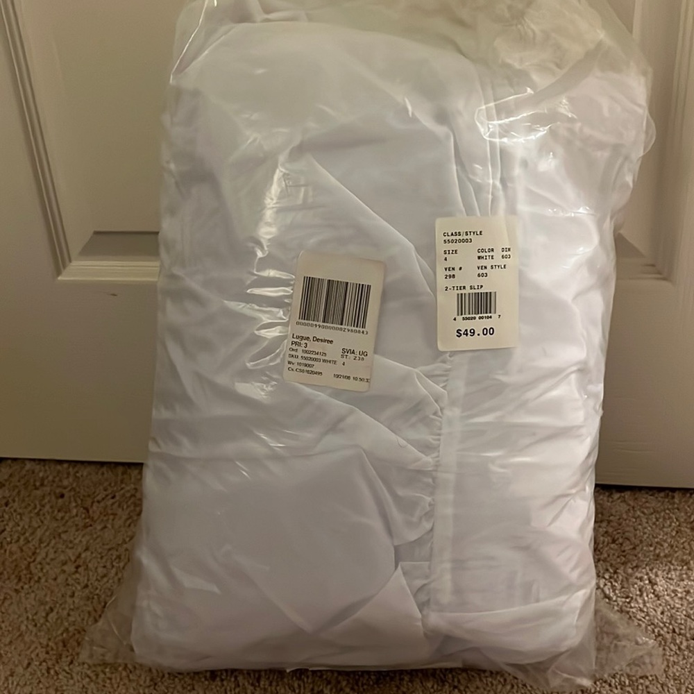 Size 4 petticoat. White. Brand new. Never been worn.